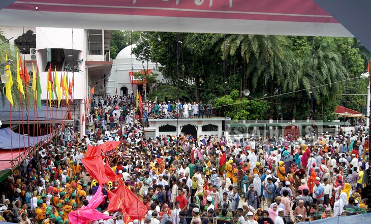 সিলেটে ওলিকুল শিরোমণি হযরত শাহজালাল (রহ.) মাজারের ৬৯৭তম বার্ষিক ওরস মোবারক অনুষ্ঠানে ভক্ত-আশেকানরা পবিত্র গিলাপ প্রদান করছেন। বুধবার দরগাহ প্রাঙ্গন থেকে তোলা ছবি। ছবি: জীবন আহমেদ
